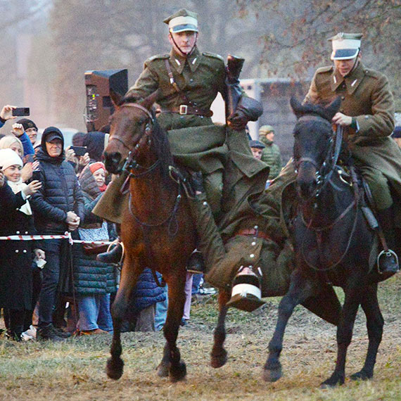 Piknik Niepodległościowy nad Basenem Północnym. Konie, fortepian i dziecięce śpiewy