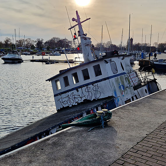 Wrak z Basenu Północnego tonie - natura sama zaczyna go chować