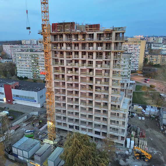 12 pięter na banerze, 14 w rzeczywistości? Mieszkańcy liczą i pytają, co tu się właściwie buduje