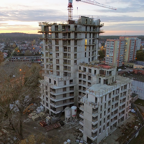 12 pięter na banerze, 14 w rzeczywistości? Mieszkańcy liczą i pytają, co tu się właściwie buduje