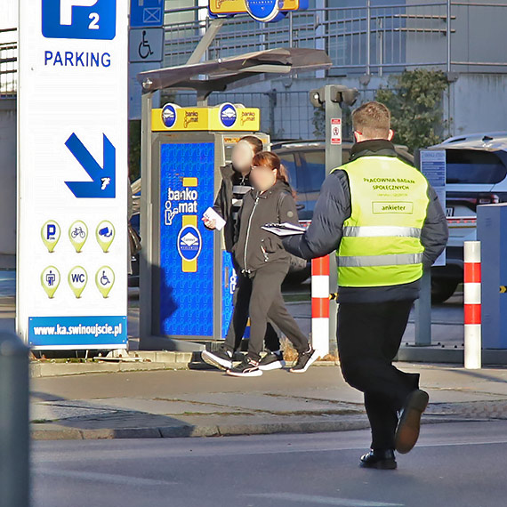 Terminal kontenerowy. Po konferencjach - natychmiastowa akcja ankieter�w. Zbie�no�� przypadkowa czy element szerszej strategii?