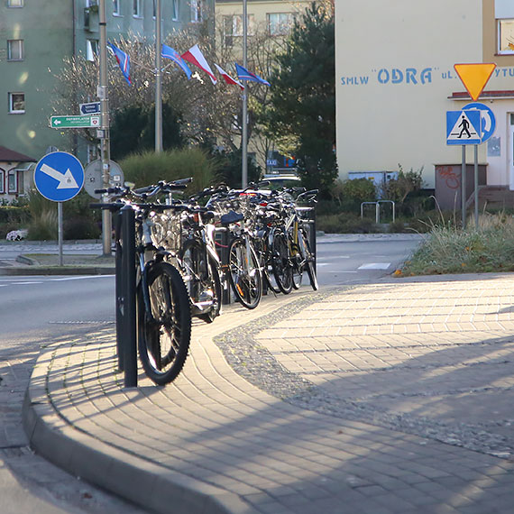 Najbliżej jak się da! Rowerzyści przed Galerią Corso parkują… o barierki