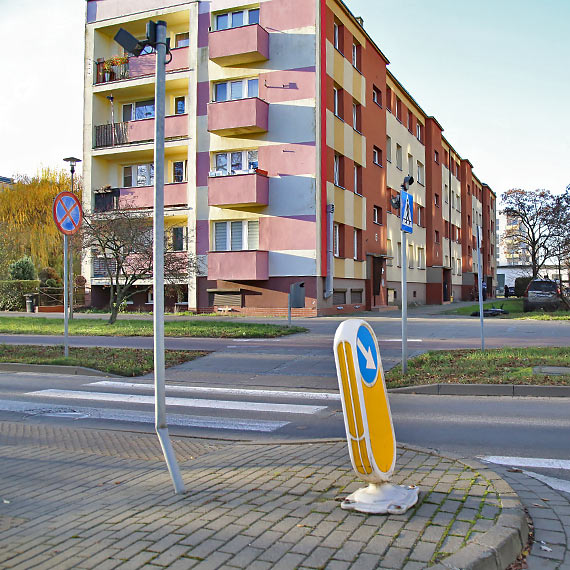 Krzywy stela przy Grunwaldzkiej. Sztuka wspczesna czy po prostu czteroletnia bezwadno?