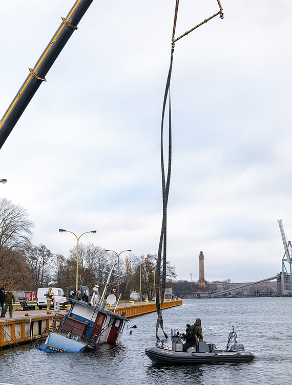 Fiasko pierwszego dnia podnoszenia wraku kutra w Basenie Pnocnym. Operacja bdzie kontynuowana jutro