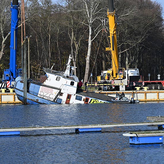 Fiasko pierwszego dnia podnoszenia wraku kutra w Basenie Północnym. Operacja będzie kontynuowana jutro