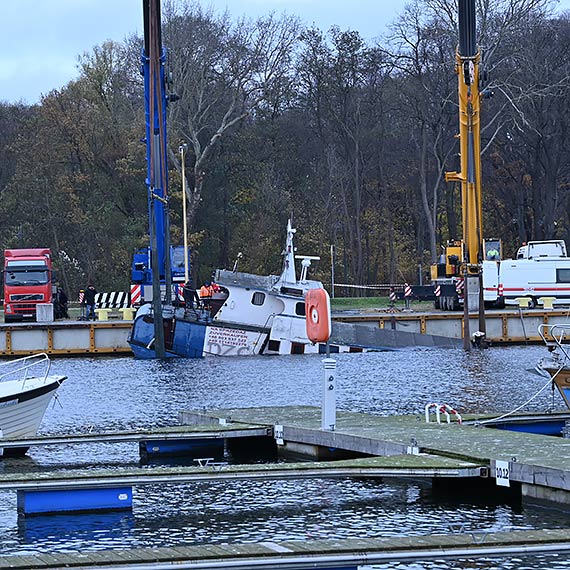 Fiasko pierwszego dnia podnoszenia wraku kutra w Basenie Północnym. Operacja będzie kontynuowana jutro