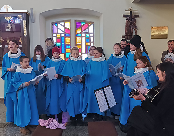 Zakończenie rekolekcji w świnoujskim sanktuarium w muzycznej oprawie parafialnej scholi