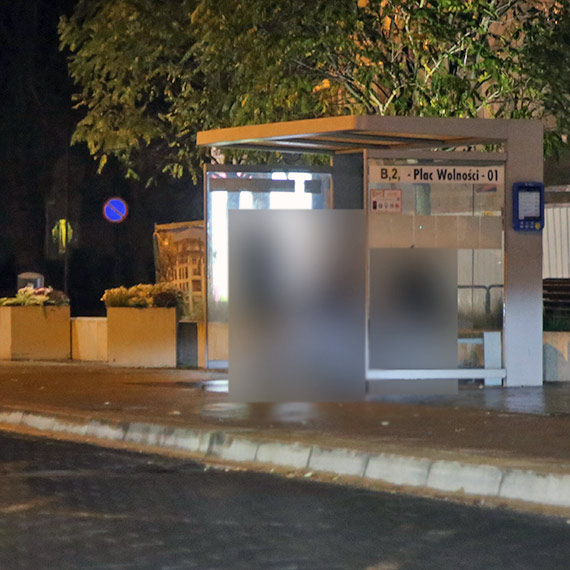 Zmarł 63-letni bezdomny na przystanku przy Placu Wolności. Prokuratura bada sprawę