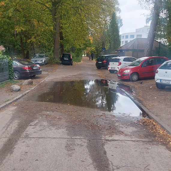 Zaniedbany chodnik przy Hotelu Interferie. Turysta apeluje o działania