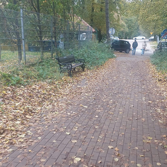 Zaniedbany chodnik przy Hotelu Interferie. Turysta apeluje o działania