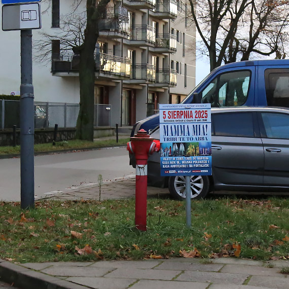 Hydrant z wakacyjną reklamą. Sezonowy plakat przetrwał do grudnia