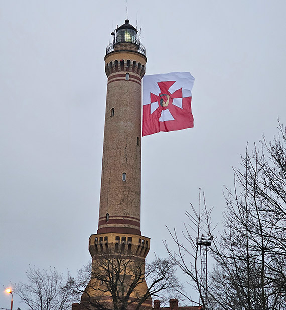 Proporzec Marynarki Wojennej na świnoujskiej latarni. Hołd dla 107. rocznicy utworzenia polskiej floty