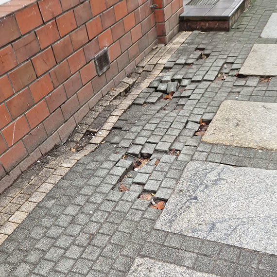Chodnik puapka przy ulicy Bohaterw Wrzenia. Kostka zapada si w oczach