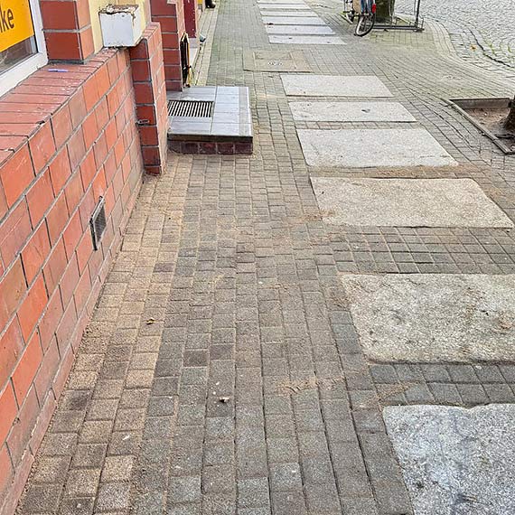 Uszkodzony chodnik przy Bohaterów Września już naprawiony. Winne były korytarze szczurów