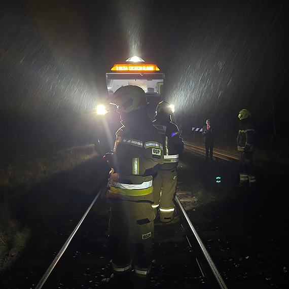 Potrącenie 67-latka przez pociąg w Kodrąbku. Strażacy z OSP Kołczewo udzielili natychmiastowej pomocy