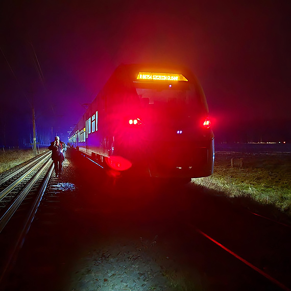 Potrącenie 67-latka przez pociąg w Kodrąbku. Strażacy z OSP Kołczewo udzielili natychmiastowej pomocy