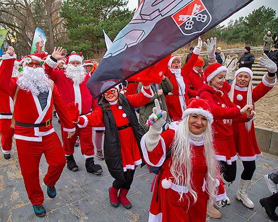 Morsy w mikołajowych czapkach zanurzyły się w Bałtyku. Kilkaset śmiałków świętowało mikołajki na plaży