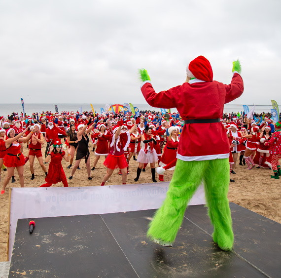 Morsy w miko�ajowych czapkach zanurzy�y si� w Ba�tyku. Kilkuset �mia�k�w �wi�towa�o miko�ajki na pla�y. Zobacz film!