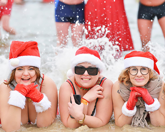 Morsy w miko�ajowych czapkach zanurzy�y si� w Ba�tyku. Kilkuset �mia�k�w �wi�towa�o miko�ajki na pla�y. Zobacz film!