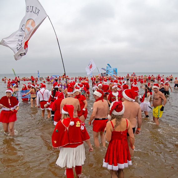 Morsy w miko�ajowych czapkach zanurzy�y si� w Ba�tyku. Kilkuset �mia�k�w �wi�towa�o miko�ajki na pla�y. Zobacz film!