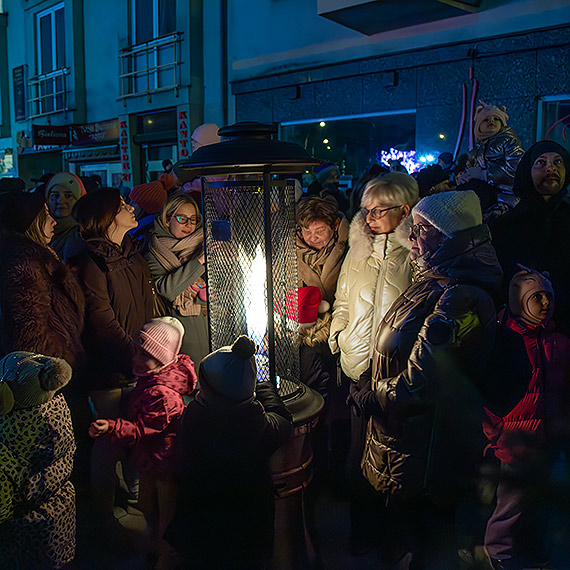 Miko�ajki, �e ho-ho-ho! �winouj�cie oficjalnie zainaugurowa�o bo�onarodzeniowe �wi�towanie. Zobacz film!