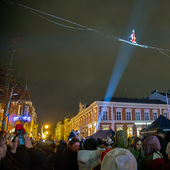 Miko�ajki, �e ho-ho-ho! �winouj�cie oficjalnie zainaugurowa�o bo�onarodzeniowe �wi�towanie. Zobacz film!