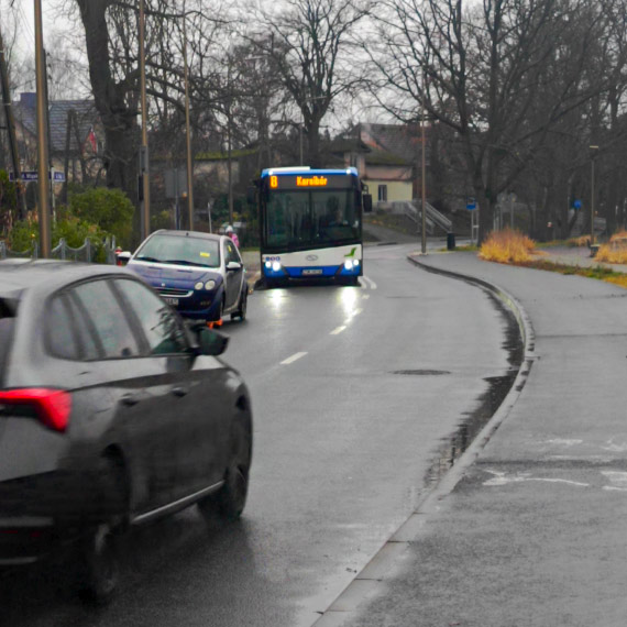Porzucony samochód na ulicy 1 Maja w Karsiborzu utrudnia ruch i stwarza zagrożenie