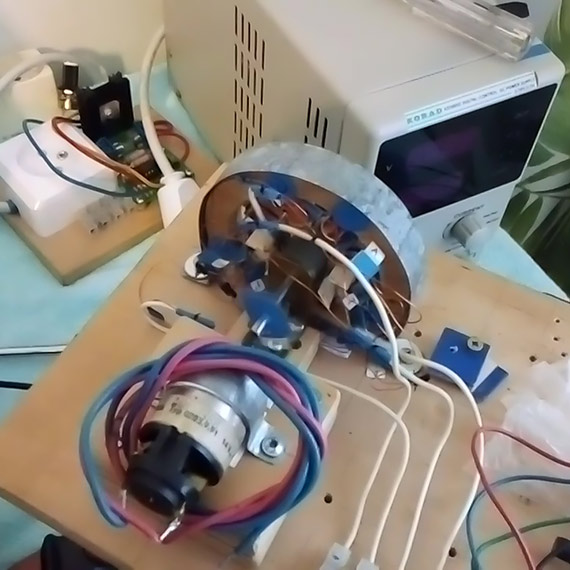 Świnoujski konstruktor rozwija własny model hybrydowego silnika synchronicznego. Jak jego projekt wpisuje się w światowe trendy?