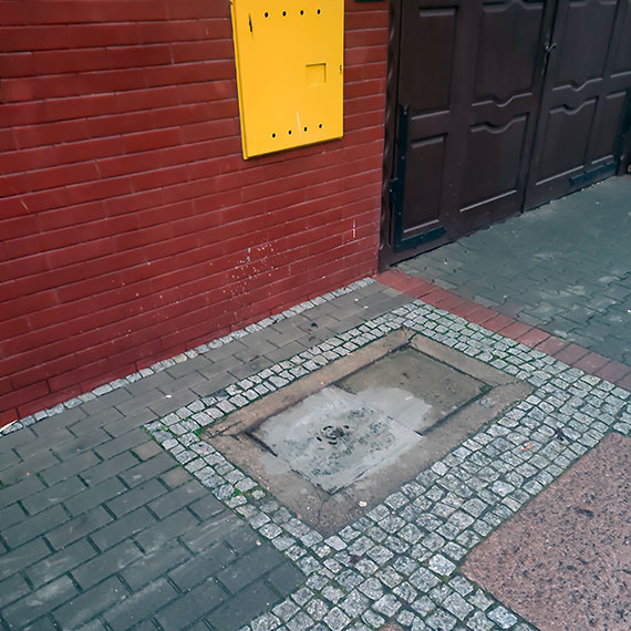 Niebezpieczna „naprawa” studzienki przy ulicy Wyszyńskiego. Mieszkaniec: „Mało się nie połamałem”