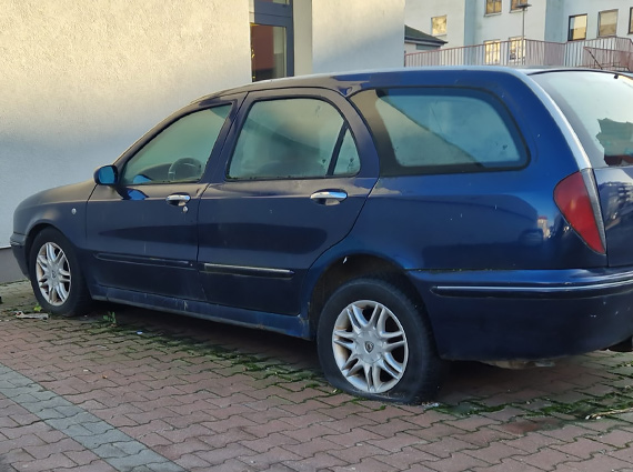 Porzucone auto przed Biedronką na Bohaterów Września. Mieszkańcy pytają: na co czeka dzierżawca terenu?