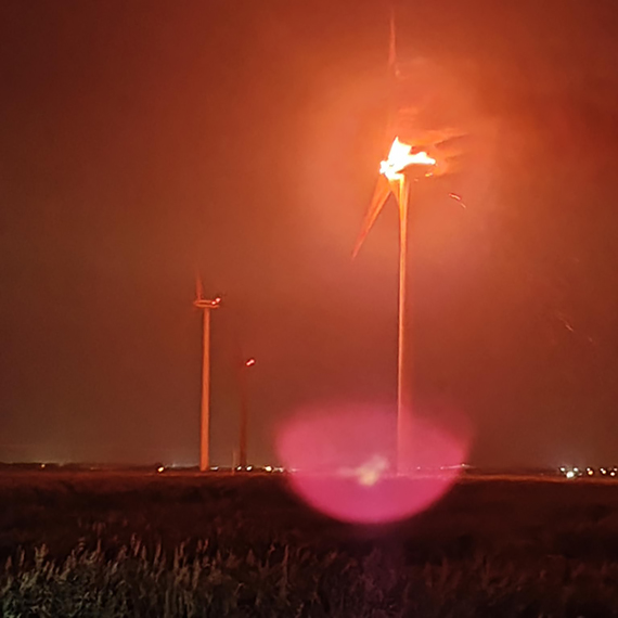 Pożar turbiny wiatrowej między Koniewem a Skoszewem. Mieszkańcy: najpierw był potężny huk, potem słup ognia