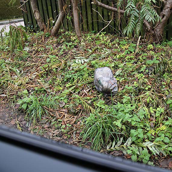 Wyrzuci� worek �mieci przy ulicy Drawskiej i odjecha� rowerem. Naganne zachowanie zarejestrowane na zdj�ciach