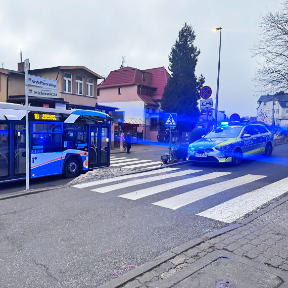 Międzyzdroje. Zdarzenie z udziałem autobusu linii 10 i rowerzystki. 73-latka trafiła do szpitala