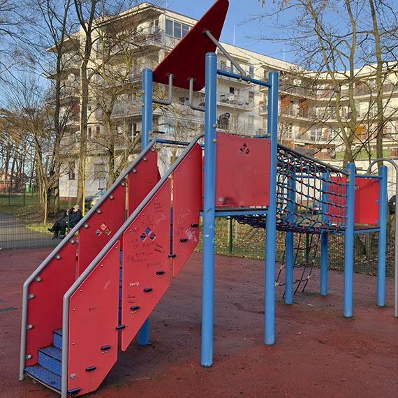 Mowa nienawiści na placu zabaw przy ulicy Grunwaldzkiej. Urząd zapewnia o „szybkiej reakcji”, napisy są nadal