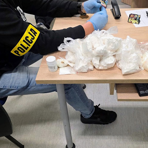 Policjanci z Wydzia�u Kryminalnego zatrzymali 39- latka z ponad 2 kilogramami narkotyk�w