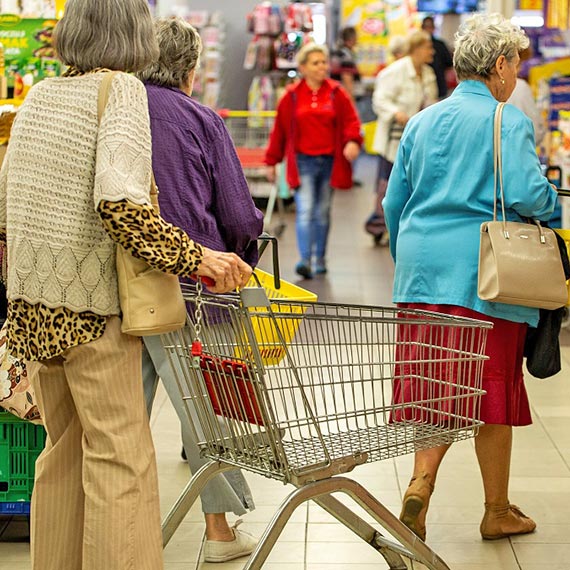 Polacy tradycyjnie zrobią świąteczne zakupy na ostatnią chwilę. Przed Wigilią sklepy znowu przeżyją oblężenie