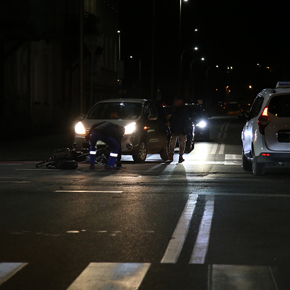 Potr�cenie rowerzysty i… cisza. Zdarzenie na skrzy�owaniu Chrobrego z Bohater�w Wrze�nia