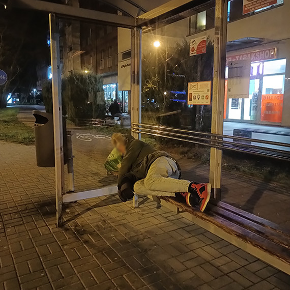 Noc na przystanku przy ul. 11 Listopada. Problem, którego nie da się nie zauważyć