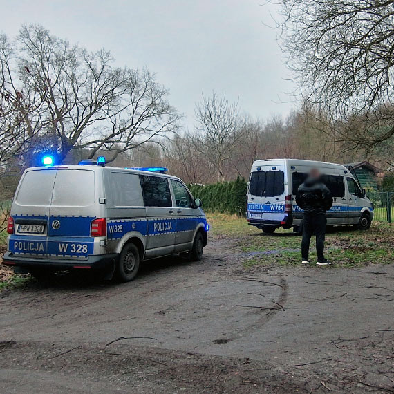 M�czyzna z przedmiotem przypominaj�cym bro�. Policyjna akcja na dzia�kach ogrodowych