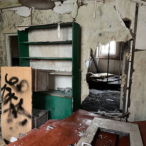 Ruina po Remobudzie straszy w centrum �winouj�cia. „To naprawd� niebezpieczne…”