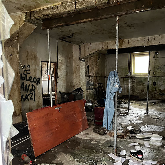 Ruina po Remobudzie straszy w centrum �winouj�cia. „To naprawd� niebezpieczne…”