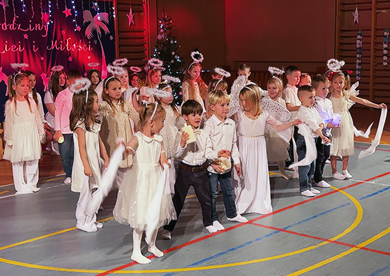 Wyj�tkowe jase�ka w Przytorze. Ca�e rodziny wype�ni�y sal� do ostatniego miejsca. Zobacz film!