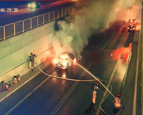 Po�ar samochodu przy wyje�dzie z tunelu w �winouj�ciu. Ruch czasowo wstrzymany