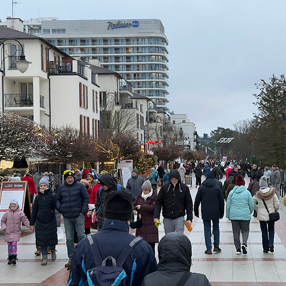 Zimowa promenada w Świnoujściu jak w sezonie. Tłumy spacerowiczów mimo pochmurnej soboty
