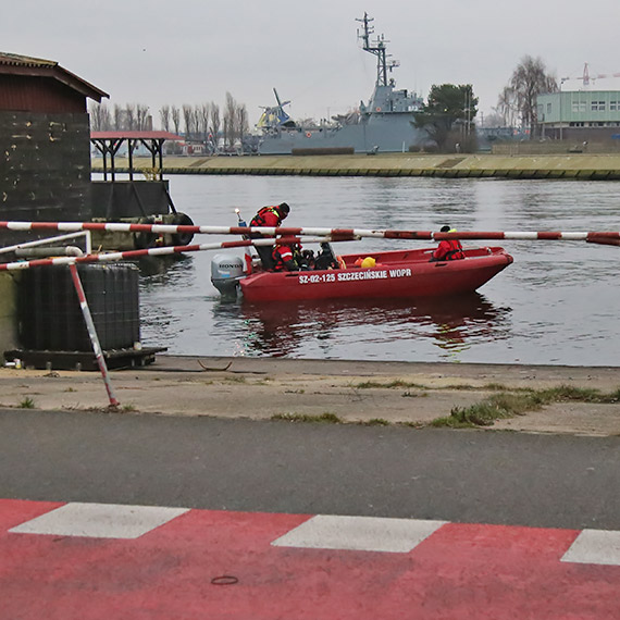 Trwaj� poszukiwania dw�ch zaginionych os�b w �winouj�ciu. S�u�by badaj� dno basenu zimowego