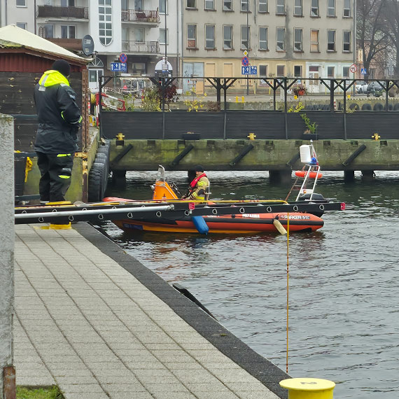 Trwaj� poszukiwania dw�ch zaginionych os�b w �winouj�ciu. S�u�by badaj� dno basenu zimowego