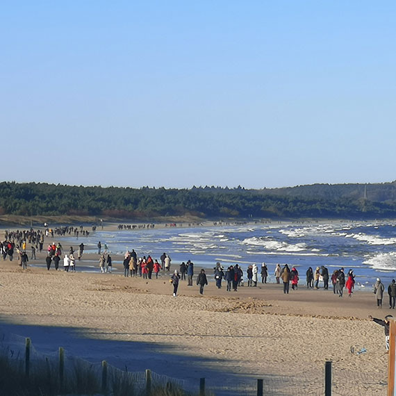 Niedziela jak z poczt�wki. Zimowa pla�a w �winouj�ciu pe�na spacerowicz�w