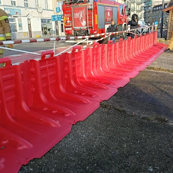 Mobilne zapory przeciwpowodziowe po raz pierwszy w u�yciu. Zabezpieczono Wybrze�e W�adys�awa IV