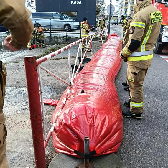 Mobilne zapory przeciwpowodziowe po raz pierwszy w u�yciu. Zabezpieczono Wybrze�e W�adys�awa IV