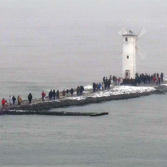 Sylwester nad Ba�tykiem. T�umy przy Stawie M�yny - zimno, �nieg i niezwyk�a atmosfera